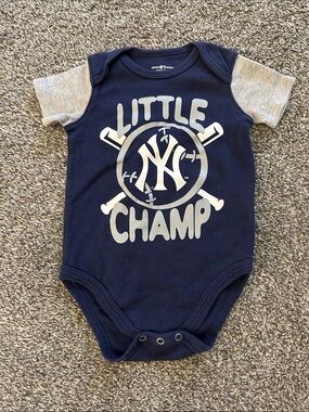 Yankees Onesie 3-6 Months & Bib